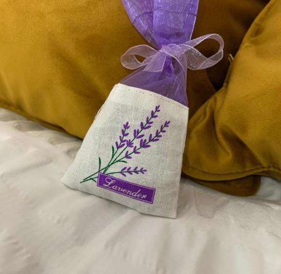 اتاق لوکس خانوادگی, Sam’z Boutique