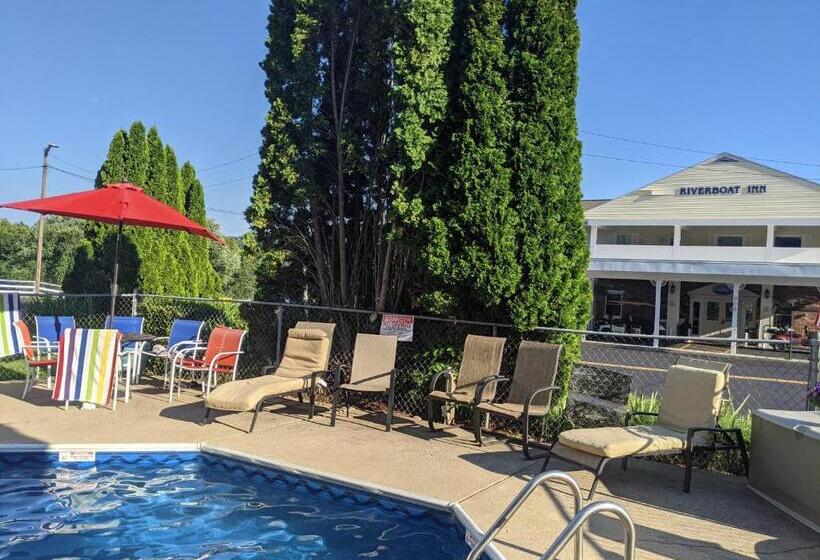 プールビュースタンダードルーム, Riverboat Inn & Suites