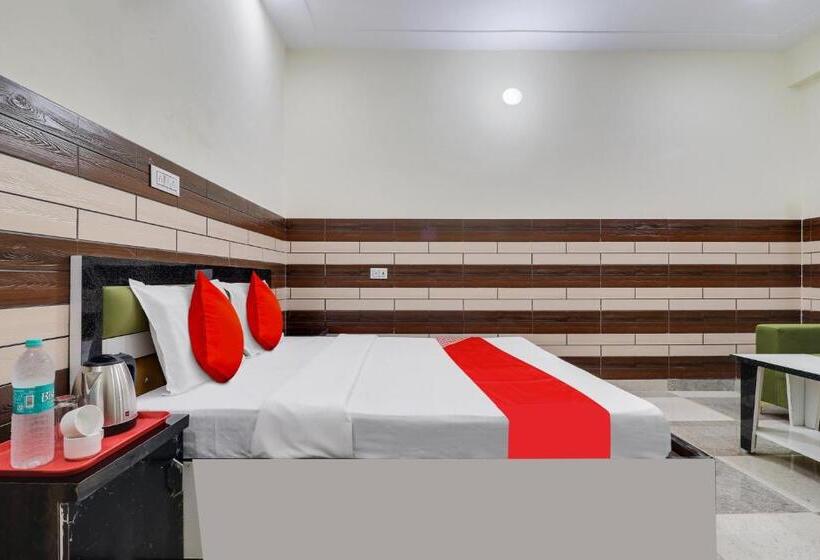Трехместный Номер Классика, Oyo Flagship Hotel The Kailash