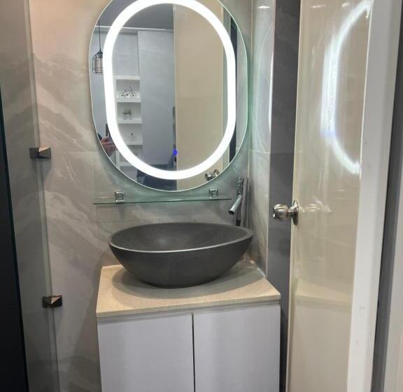 带1个卧室的公寓, Chic, Modern , Minimalist Design At The Loop Condo Tower