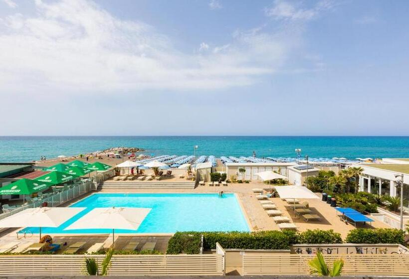 标准工作室带阳台, Isa Residence In Cecina A Few Meters From The Beach