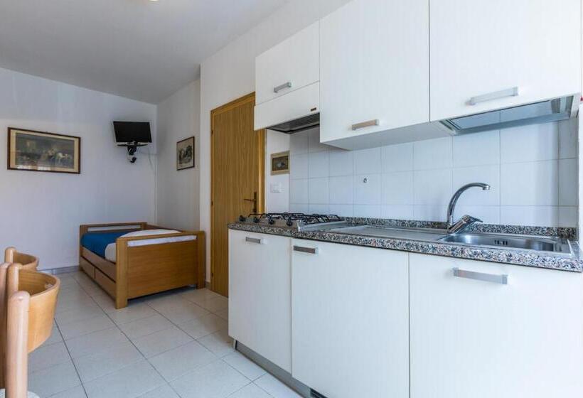 标准工作室带阳台, Isa Residence In Cecina A Few Meters From The Beach