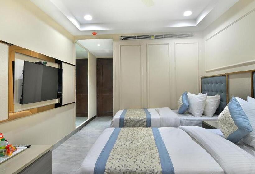 带大床的高级房间, Newly Built Hotel Sapphire House Paharganj  5mins Walk From Railway Station And Metro Station