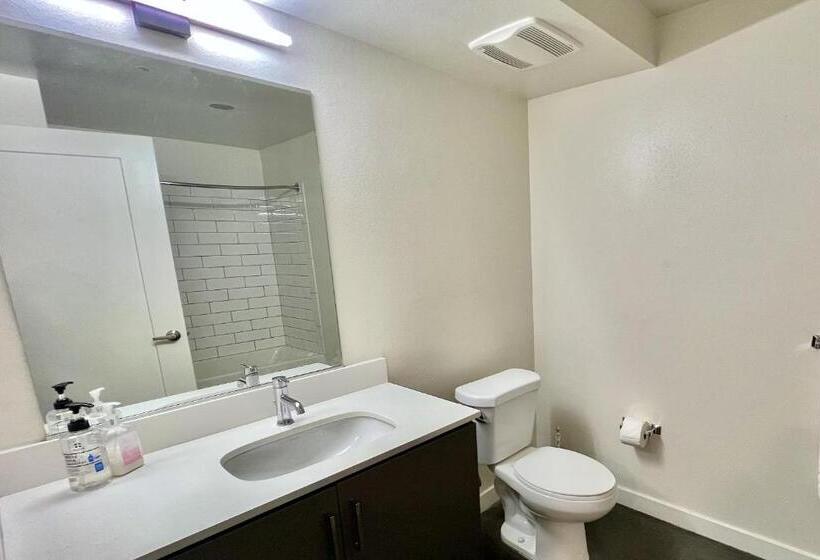 带1个卧室的顶楼公寓, Luxury 2 Level Condo W/ Washer & Dryer