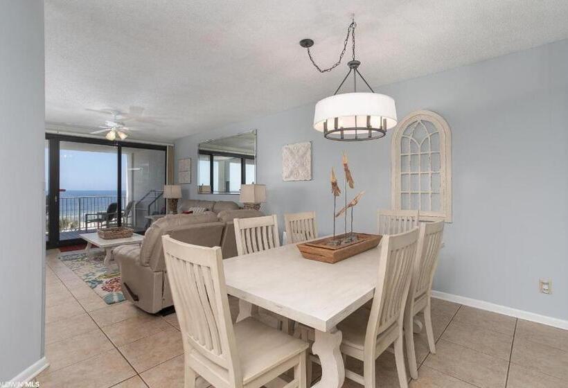דירת חדר נוף לים, Windward Pointe   404   Amazing Views Huge Balcony 3 Bed