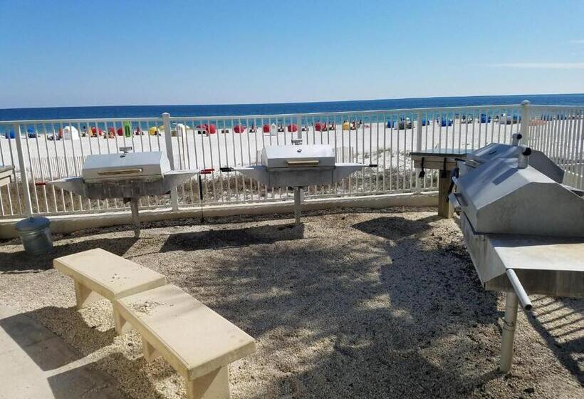 דירת חדר נוף לים, Windward Pointe   404   Amazing Views Huge Balcony 3 Bed