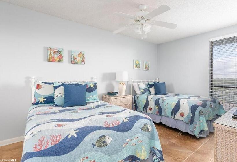 דירת חדר נוף לים, Windward Pointe   404   Amazing Views Huge Balcony 3 Bed