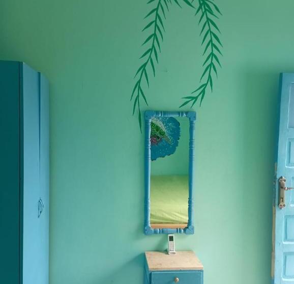 اتاق خانوادگی, Blue Bird Village