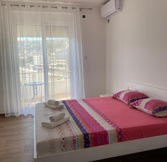 اتاق لوکس با چشم‌انداز دریا, Seafront Apartments
