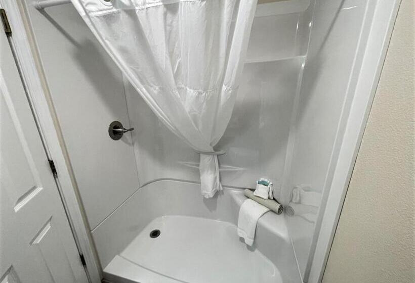 Люкс Кровать Кинг, Coastal Inn And Suites