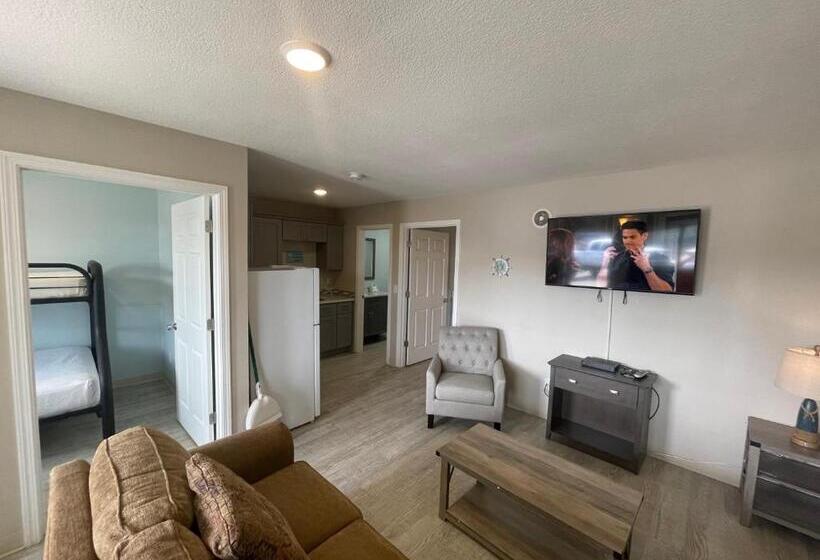 Люкс Семейный 2 Спальни, Coastal Inn And Suites
