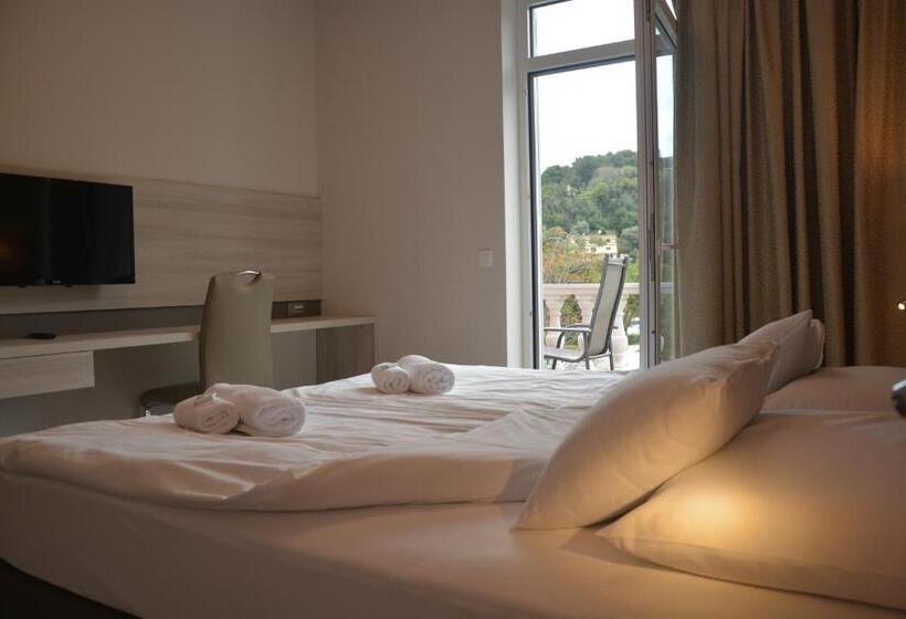 2 Bedrooms Suite Sea View, Fiesa