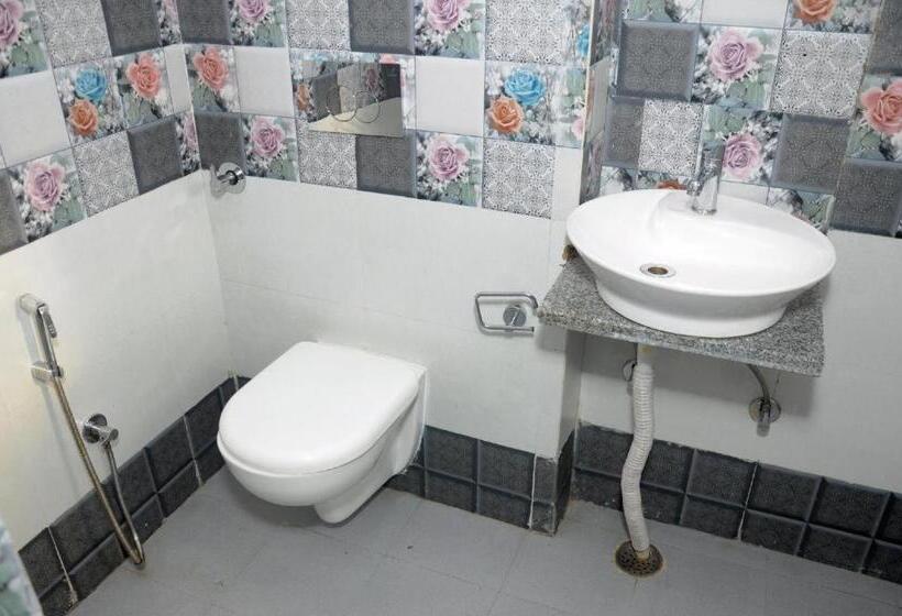Трехместный Номер Классика, Collection O 81038 Royal Galaxy Inn