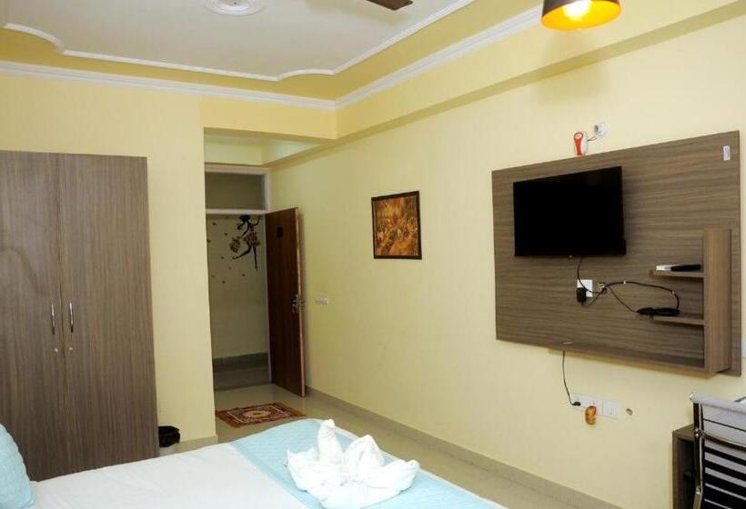 Трехместный Номер Классика, Collection O 81038 Royal Galaxy Inn