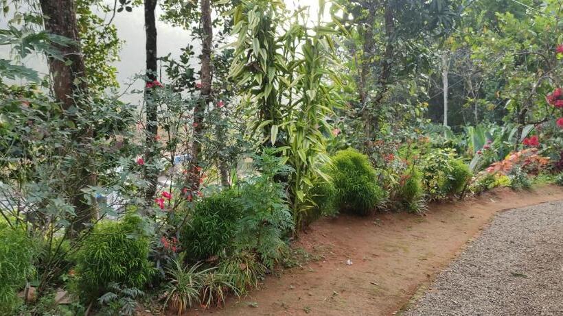 Номер Стандарт, Koonamparayil Home Stay Munnar Anaviratty Family Only