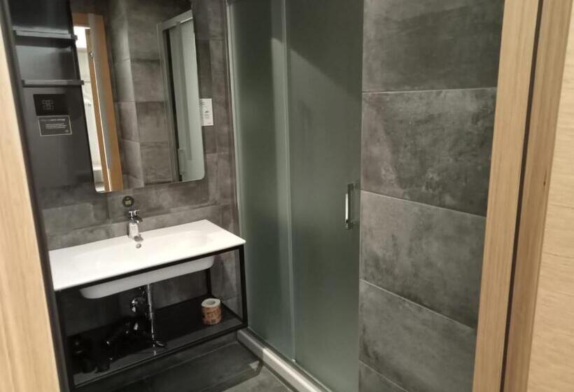 اتاق استاندارد, B&b Hotel Prato City Center