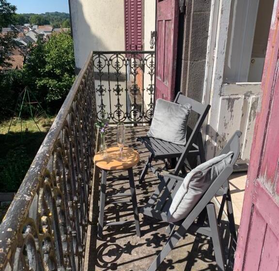 Трехместный Номер Стандарт с Балконом, Le Château Giat