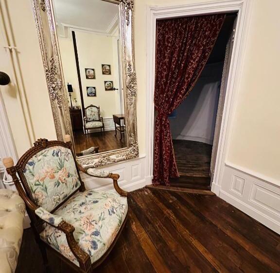 Трехместный Номер Стандарт с Балконом, Le Château Giat
