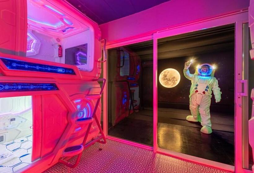 浴室共有スタンダード４人用ルーム, Space Station Hostel