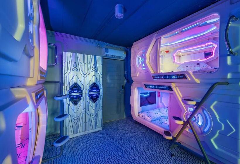 浴室共有スタンダード４人用ルーム, Space Station Hostel