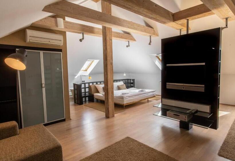 سوییت لوکس, Villa Nečas žilina