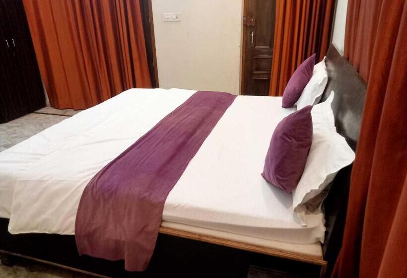 Трехместный Номер Классика, Oyo Flagship Hotel Sk Grand