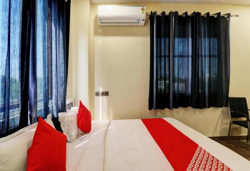 اتاق کلاسیک سه تخته, Oyo Flagship Royal Guest House