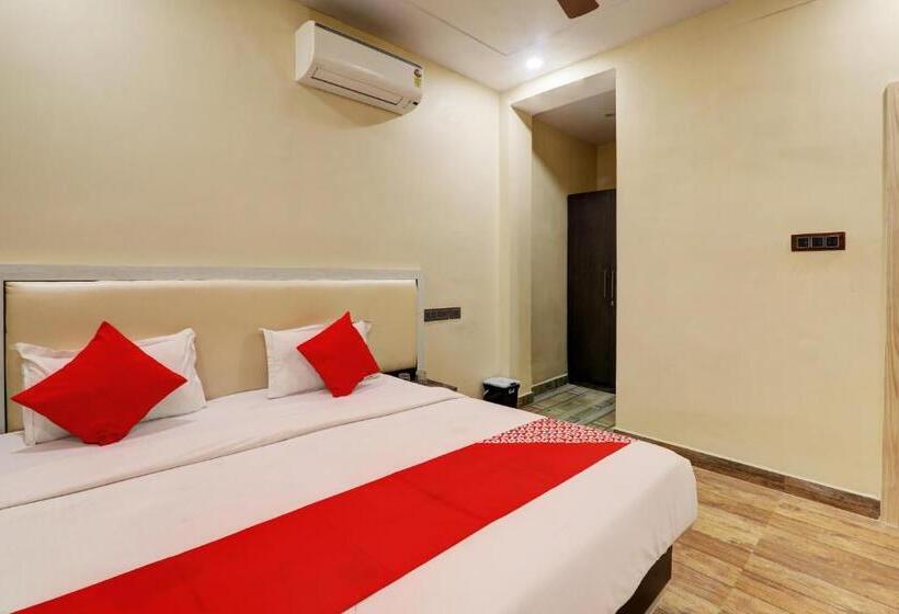 اتاق کلاسیک سه تخته, Oyo Flagship Royal Guest House