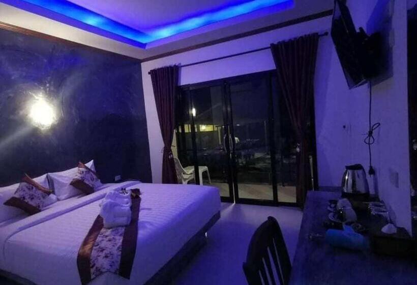 Номер Deluxe Кровать Кинг, Lanta Long Beach Hostel