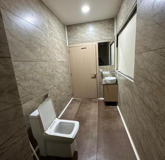 سوییت لوکس, Atithi Inn