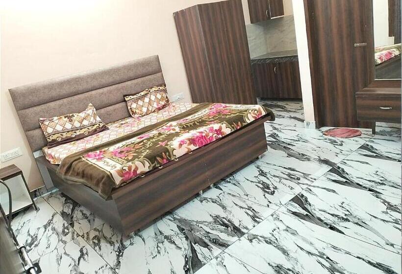 Номер Deluxe Кровать Кинг, Dhesi Cottage    Super Deluxe Rooms    Favourite Of Groups, Students, Parents, Couples