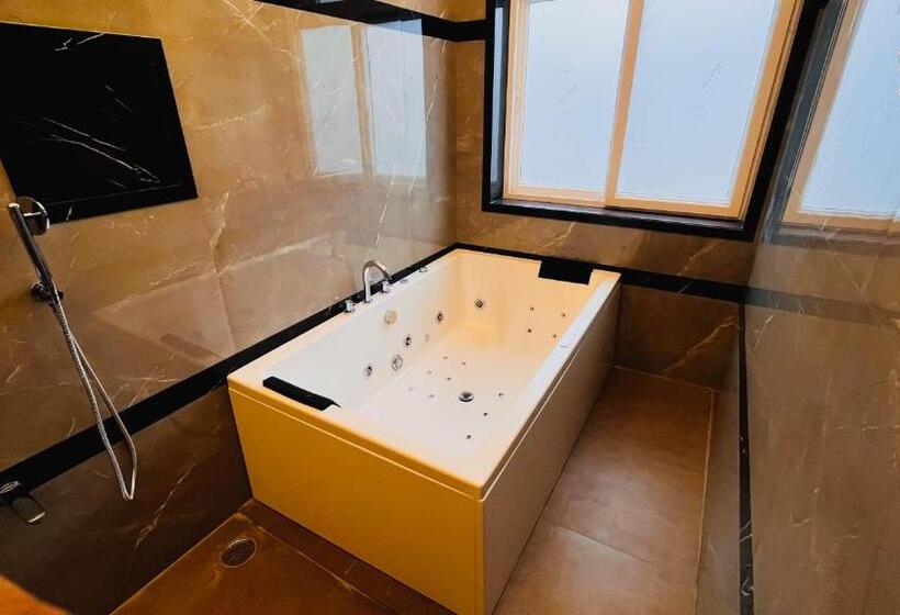 带大床的套房, Gulmohar Resort & Spa