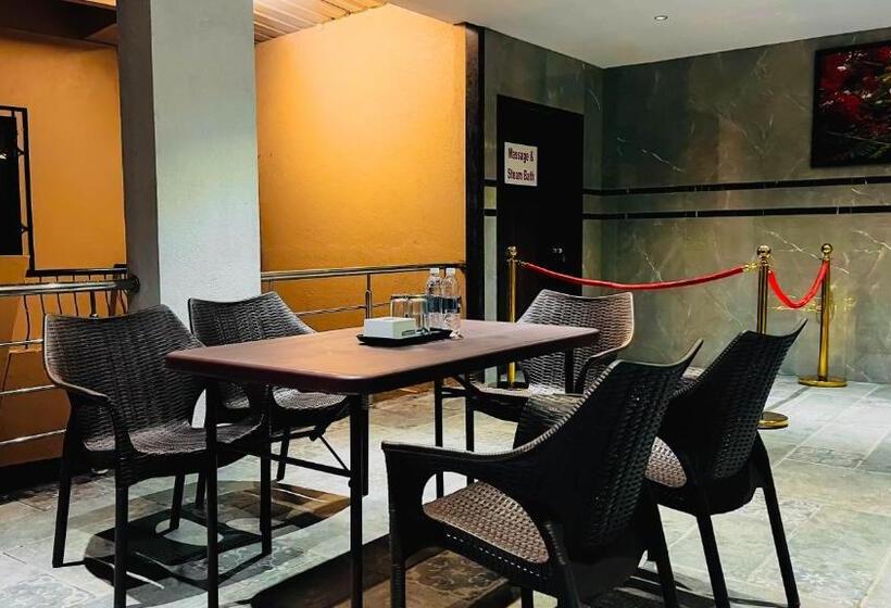 带大床的套房, Gulmohar Resort & Spa