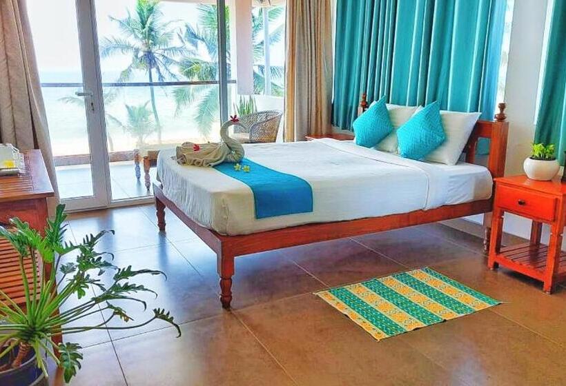 Номер Deluxe Вид на Море с Балконом, Sunset And Palm Trees   An Airport Boutique By The Sea