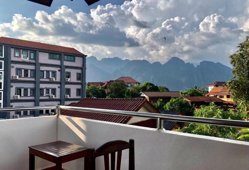 اتاق استاندارد با چشم‌انداز کوهستان, Easy Go Backpacker Hostel