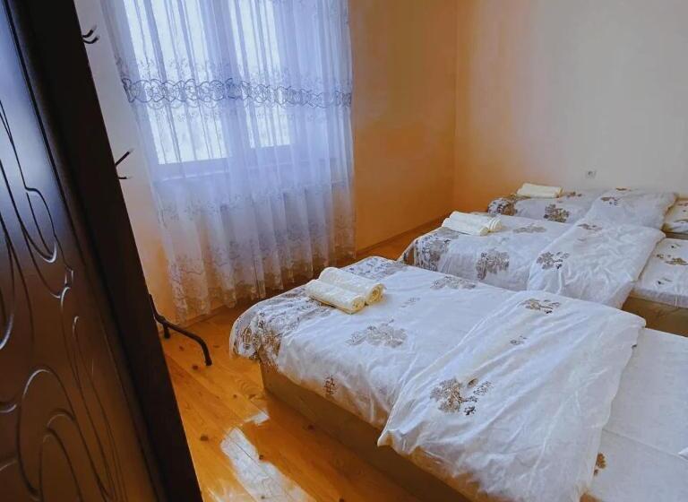 스탠다드 트리픔 룸 공동욕실, Minor Hostel Bukhara