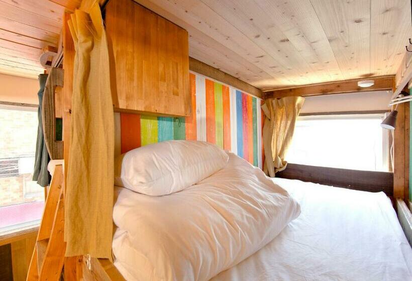 Четырехместный номер эконом класса с общей ванной комнатой, The Pax Hostel