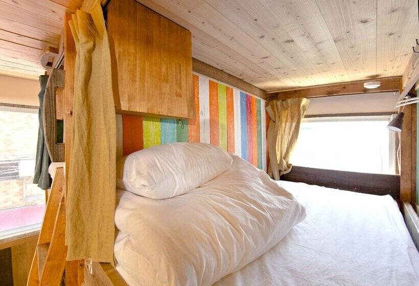 Четырехместный номер эконом класса с общей ванной комнатой, The Pax Hostel