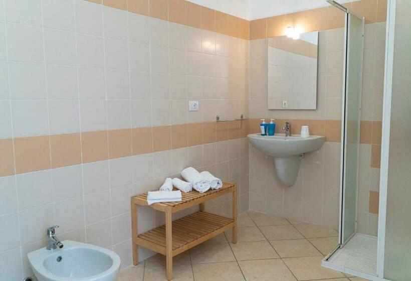 اتاق راحتی با چشم‌انداز دریا, Muma Hostel
