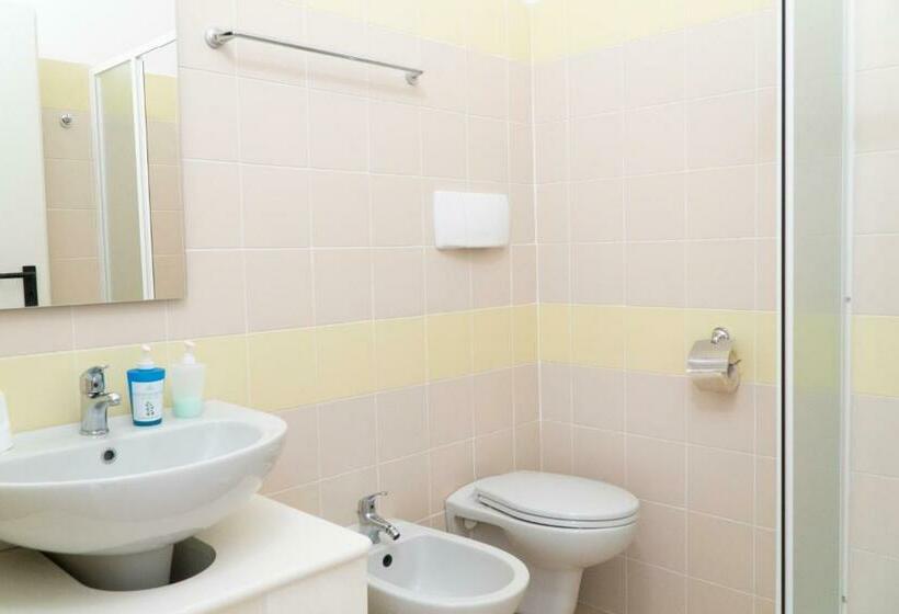 اتاق استاندارد چهار تخته, Muma Hostel