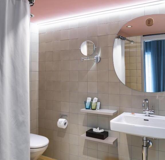 جناح جونيور, Placid Hotel Design & Lifestyle Zurich