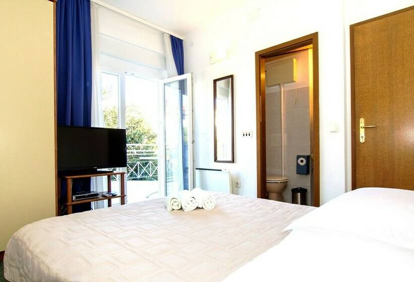 Апартаменты 1 Спальня Вид на Море, Beachfront Villa Mediteran