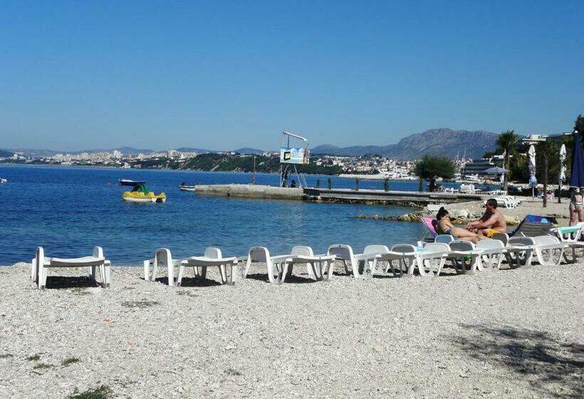 Апартаменты 1 Спальня Вид на Море, Beachfront Villa Mediteran