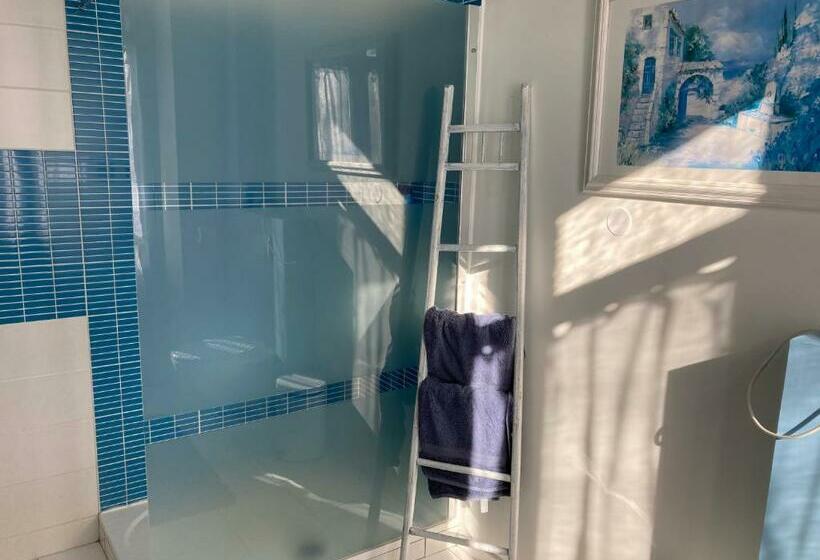 غرفة عائلية, La Villa Celine