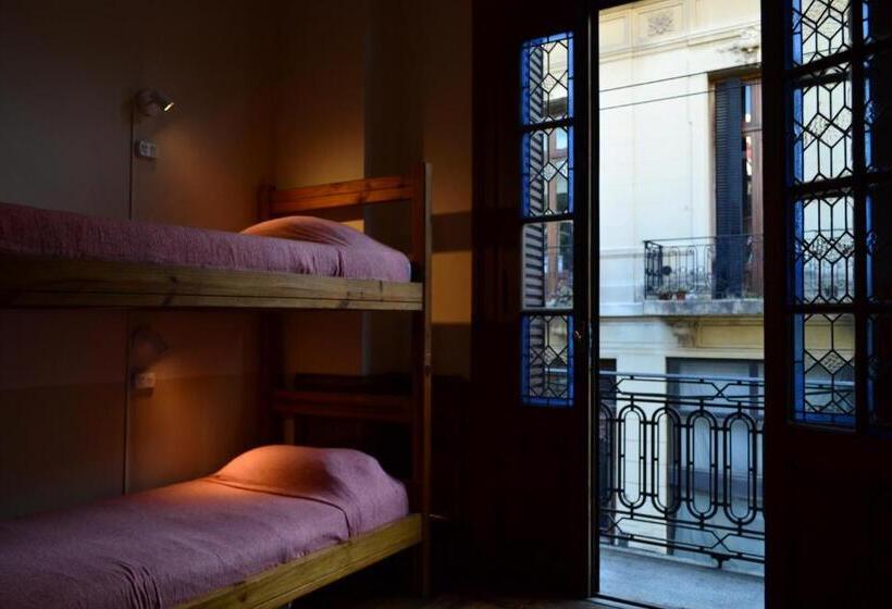 اتاق سه‌نفرۀ استاندارد با سرویس بهداشتی بیرون از اتاق, Che Argentina Hostel Suites