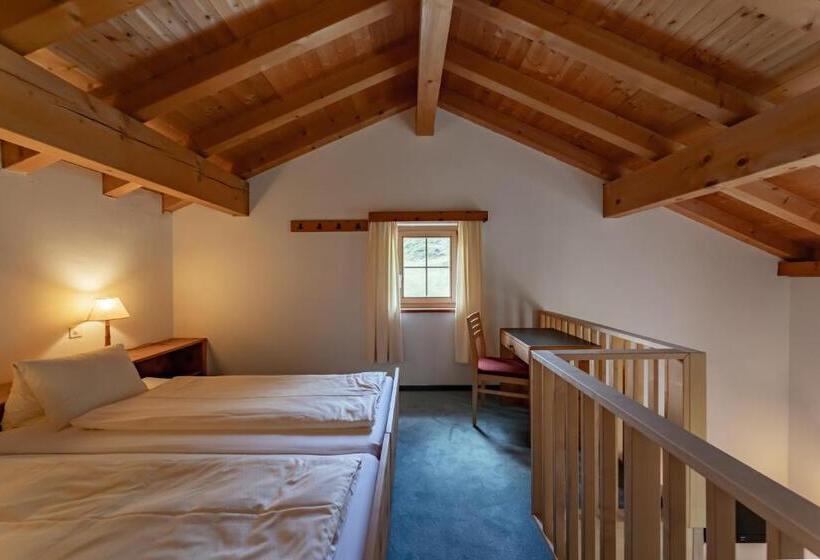 주니어 스위트, Chesa Pool