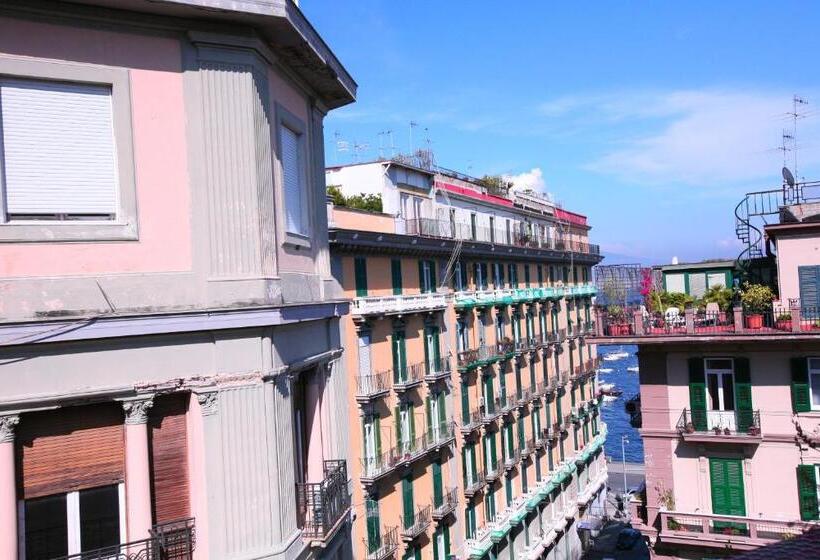 اتاق استاندارد چهار تخته, Megaride Santa Lucia