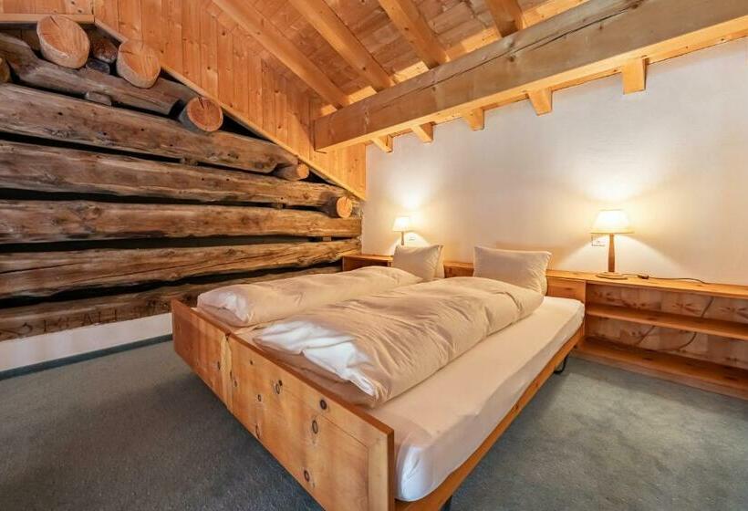 주니어 스위트, Chesa Pool