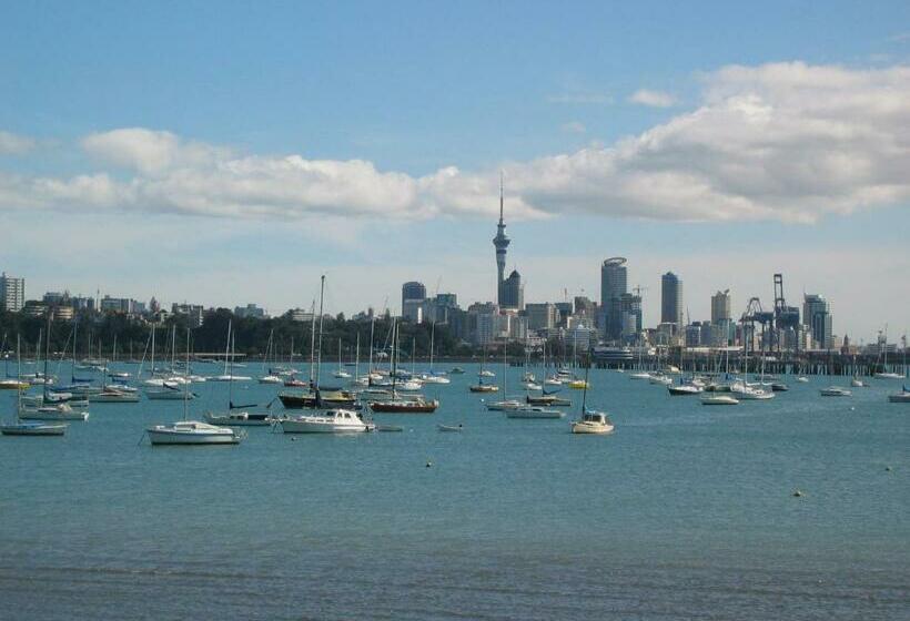 تختخواب در اتاق مشترک, Surf  N  Snow Backpackers