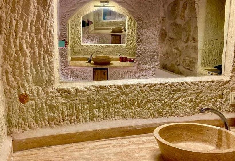 프레지덴셜 스위트, The Village Cave